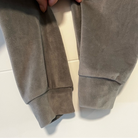 Rose & Vine | Velvet Crop Zip Up Hoodie - Picture 12 of 14